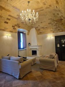 ein großes Wohnzimmer mit Sofas und einem Kronleuchter in der Unterkunft Casa Vacanze Lappe in Pratola Peligna
