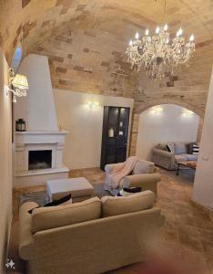 ein Wohnzimmer mit 2 Sofas und einem Kronleuchter in der Unterkunft Casa Vacanze Lappe in Pratola Peligna