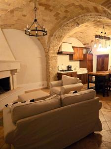 ein Wohnzimmer mit einem Sofa und einer Küche in der Unterkunft Casa Vacanze Lappe in Pratola Peligna