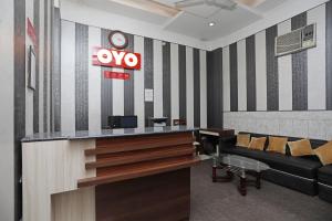TV a/nebo společenská místnost v ubytování Super Hotel O Subhadra Residency