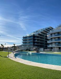 Un gran edificio de apartamentos con una gran piscina. en Apto Ciudad Jardin Vista mar Planta 5, en Oropesa del Mar