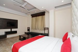 sypialnia z dużym łóżkiem i telewizorem w obiekcie Hotel Subhadra Residency w mieście Anūpnagar
