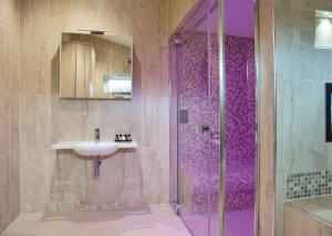 A bathroom at Calvert Trust Kielder 