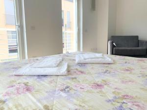 ein großes Bett mit zwei Handtüchern darüber in der Unterkunft Studio für 6 Personen ca 80 qm in Levanto, Italienische Riviera Italienische Westküste - b60741 in Levanto