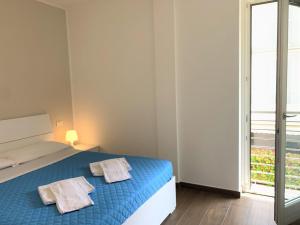ein Schlafzimmer mit einem Bett mit zwei Handtüchern darauf in der Unterkunft Studio für 6 Personen ca 80 qm in Levanto, Italienische Riviera Italienische Westküste - b60741 in Levanto