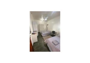 una piccola camera con un letto e una piccola camera da letto di kitnet/Loft/Edícula ampla Aracatuba/Birigui ad Araçatuba