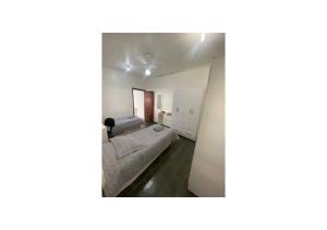 Habitación con sofá y cama. en kitnet/Loft/Edícula ampla Aracatuba/Birigui, en Araçatuba