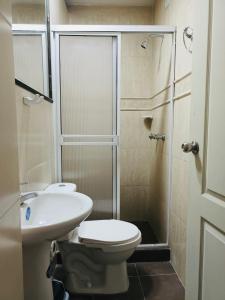 een badkamer met een toilet, een wastafel en een douche bij Casa Mango in Cali