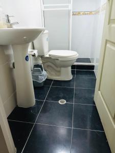 La salle de bains est pourvue de toilettes et d'un lavabo. dans l'établissement Casa Mango, à Cali