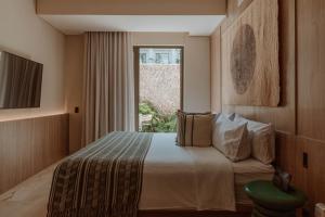 een hotelkamer met een bed en een raam bij Osh Hotel Cartagena in Cartagena +37 foto's