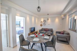 een woonkamer met een tafel en stoelen bij Ferienwohnung für 4 Personen ca 75 qm in Agia Napa, Südküste von Zypern in Ayia Napa