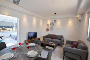 een woonkamer met een tafel met wijnglazen erop bij Ferienwohnung für 4 Personen ca 75 qm in Agia Napa, Südküste von Zypern in Ayia Napa