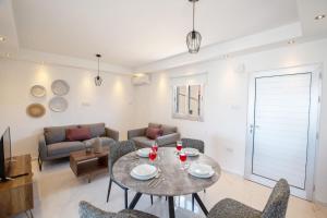 een woonkamer met een tafel en stoelen bij Ferienwohnung für 4 Personen ca 75 qm in Agia Napa, Südküste von Zypern in Ayia Napa