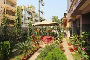 Aed väljaspool majutusasutust Super Hotel O Cherry City Cottage