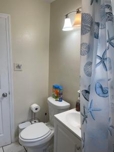 Bilik mandi di Private Queen Bedroom C shared common spaces