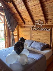 Un dormitorio con una cama con globos. en Ecolodge Los Pinos en Calima