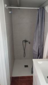 um chuveiro na casa de banho com uma cortina de chuveiro em Estudio los cipreses em Breña Alta