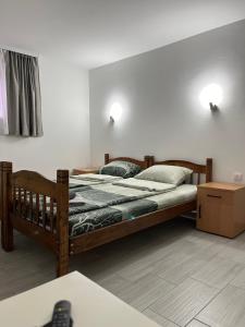 1 Schlafzimmer mit 2 Betten in einem Zimmer in der Unterkunft Apartmani Kalea in Sokobanja