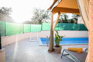Tienda en una pista de tenis con piscina en Ferienwohnung für 6 Personen ca 100 qm in Marčana, Istrien Südküste von Istrien, en Marčana