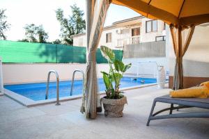 un patio con piscina, una silla y una planta en Ferienwohnung für 6 Personen ca 100 qm in Marčana, Istrien Südküste von Istrien, en Marčana