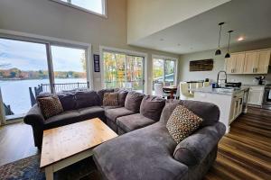 Lakeside Serenity by AvantStay Lakefront Newly Built Deck w Views في وايت هافن: غرفة معيشة مع أريكة وطاولة