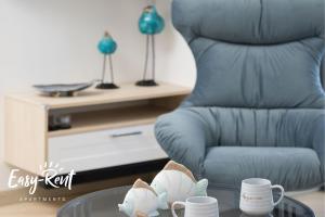 einen Glastisch mit einem Stuhl und einem Couchtisch aus Glas mit einem Couchtisch aus Glas in der Unterkunft Double Blue Bien - Easy-Rent Apartments bezpośrednio przy plaży in Rewal + 40 Fotos