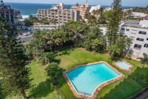 una vista aérea de una piscina y el océano en Trendy @ La Ballito 503 en Ballito