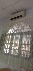 een raam in een kamer met een gordijn bij Sobey Laris Homestay PASIR MAS LATI in Pasir Mas