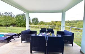 eine Terrasse mit einem Tisch und Stühlen mit Aussicht in der Unterkunft Großes Ferienhaus in Buroli mit Privatem Pool in Buroli
