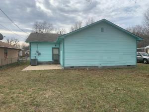 una casa azul con un patio delante en Whiteshomesplus, en Joplin