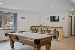 Een biljarttafel in The Fireside Lodge by AvantStay Modern w Hot Tub Game Room Bar Sleeps 18
