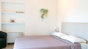 - une chambre avec un lit et une photo sur le mur dans l'établissement Wohnung in Toscolano Maderno mit Garten, Grill und Terrasse, à Toscolano Maderno