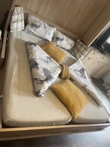 En eller flere senge i et værelse på Bear Hutte Saalbach near Billa