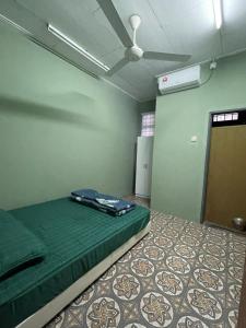 Habitación con cama y ventilador de techo. en Salam homestay en Kepala Batas