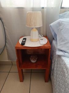 - une table de chevet avec une lampe à côté d'un lit dans l'établissement 23 Villa del Mar, à La Libertad