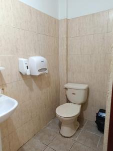 La salle de bains est pourvue de toilettes et d'un lavabo. dans l'établissement 23 Villa del Mar, à La Libertad