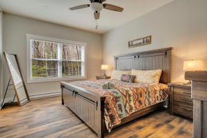 um quarto com uma cama e uma ventoinha de tecto em Bear Creek Bliss by AvantStay Sleeps 16 Game Room Hot Tub Deck Fire Pit em Jim Thorpe