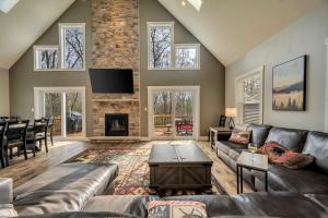 uma sala de estar com um sofá e uma lareira em Bear Creek Bliss by AvantStay Sleeps 16 Game Room Hot Tub Deck Fire Pit em Jim Thorpe
