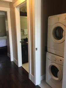 uma lavandaria com máquina de lavar e secar roupa em Beautiful Home in Burnaby. (Lyn's Residence) em Burnaby