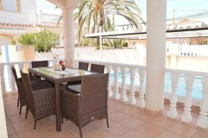 einen Tisch und Stühle auf einem Balkon mit Meerblick in der Unterkunft Ferienhaus in Cartagena mit Privatem Pool - b58802 in Los Urrutias
