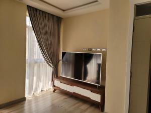 En tv och/eller ett underhållningssystem på Mid city flat