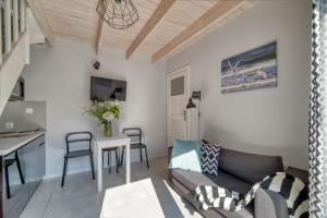 ein Wohnzimmer mit einem Sofa und einem Tisch in der Unterkunft Ferienhaus in Pobierowo mit Terrasse, Garten und Grill in Pobierowo