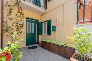 Zimmer mit grüner Tür und einigen Pflanzen in der Unterkunft Casa Bramare - YourPlace Abruzzo in Rocca San Giovanni