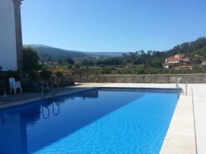 uma piscina com vista para uma montanha em Hotel Rural Reguengo de Melgaço em Melgaço