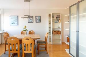 a kitchen and dining room with a table and chairs at Auszeit in Schilksee