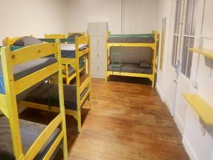 Zimmer mit mehreren Etagenbetten in einem Zimmer in der Unterkunft Palta Hostel in Montevideo