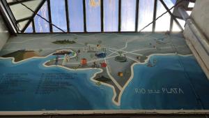 eine Karte des Noel-Parks an einer Wand in der Unterkunft Palta Hostel in Montevideo