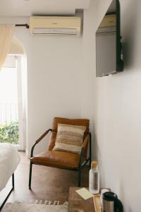 a living room with a chair and a air conditioner at Casa Africa in Tarifa