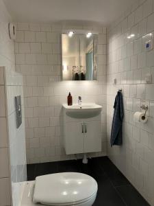 Ett badrum på Modern lägenhet med bra förbindelser