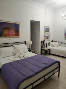Porto Chania في مدينة خانيا: غرفة نوم بسرير كبير وكرسي
